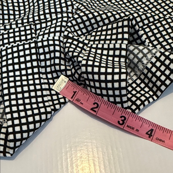 New Express Monochrome Grid Pattern Shorts - Picture 7 of 9